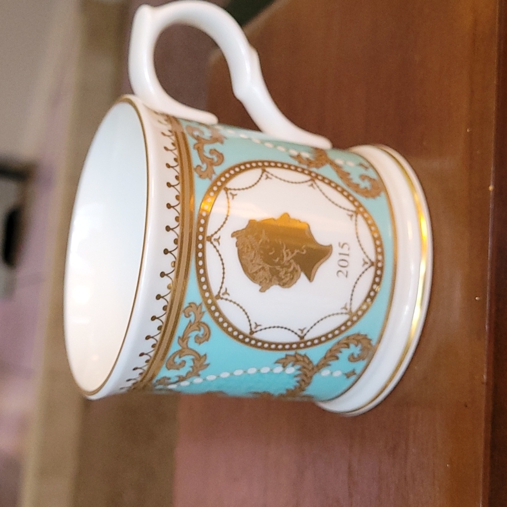2015 Commemorative Mug of Queen Elizabeth.